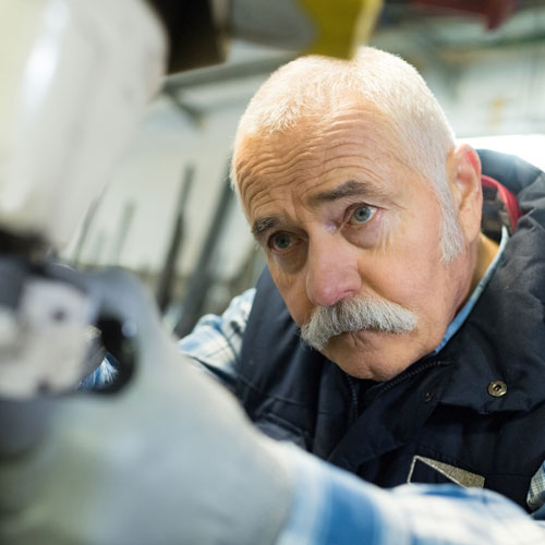Erfahrener Mitarbeiter in der Metallverarbeitung
