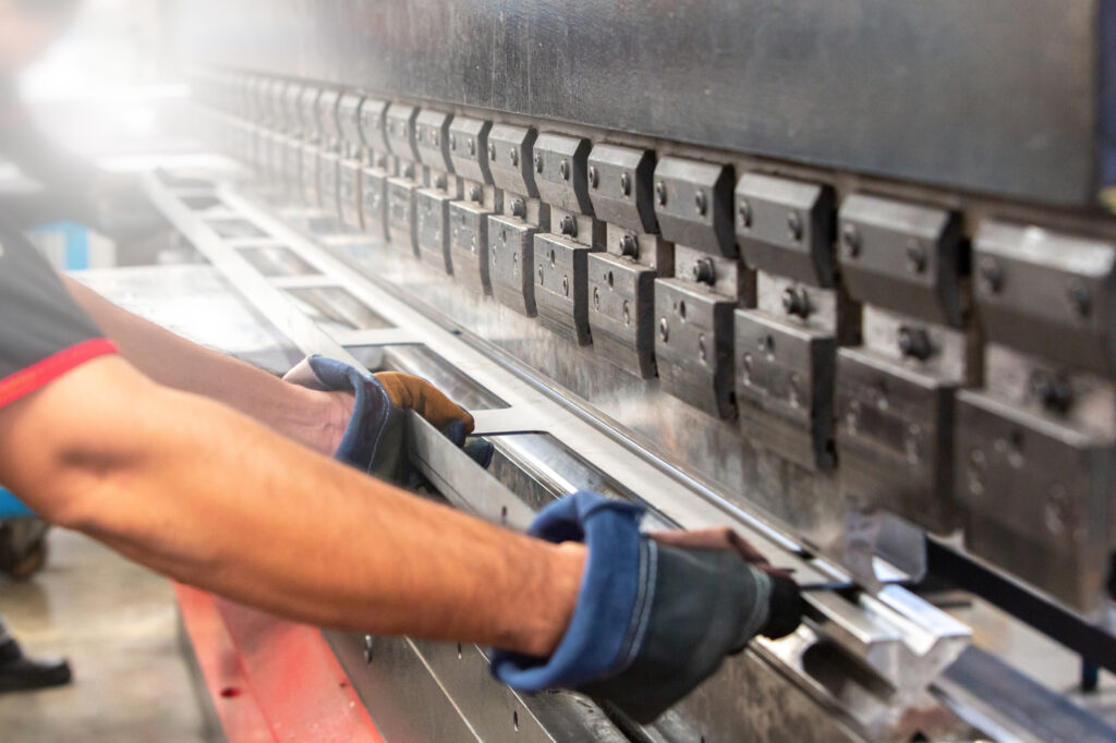 Bearbeitung (Kanten / Biegen) von Metallblechen in der Fertigung