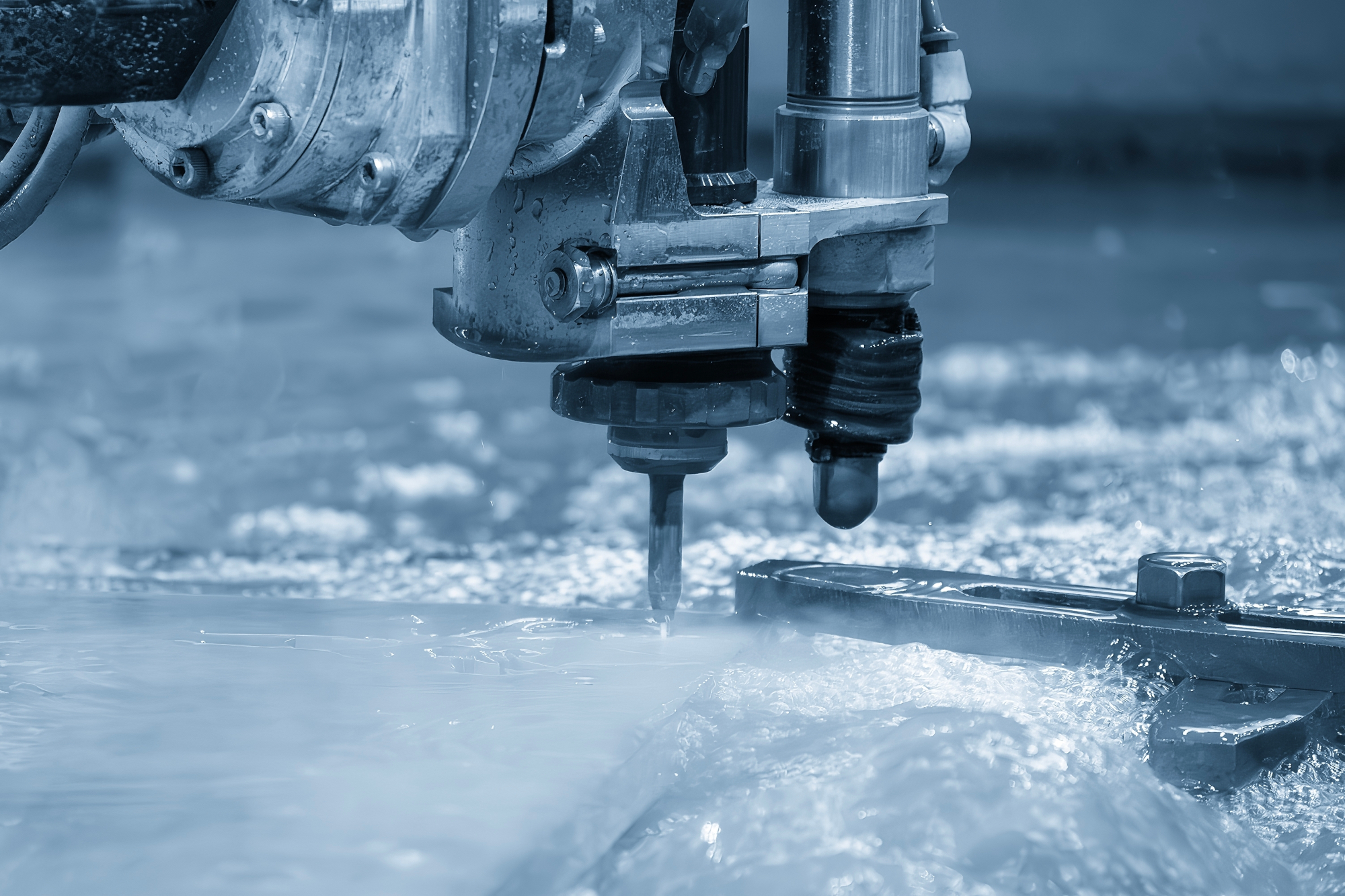 Wasserstrahlschneiden eines Metallwerkstücks