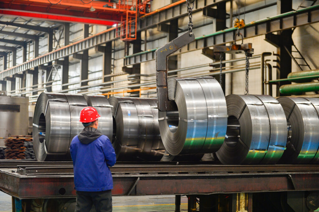 Metallcoils in moderner Industriehalle